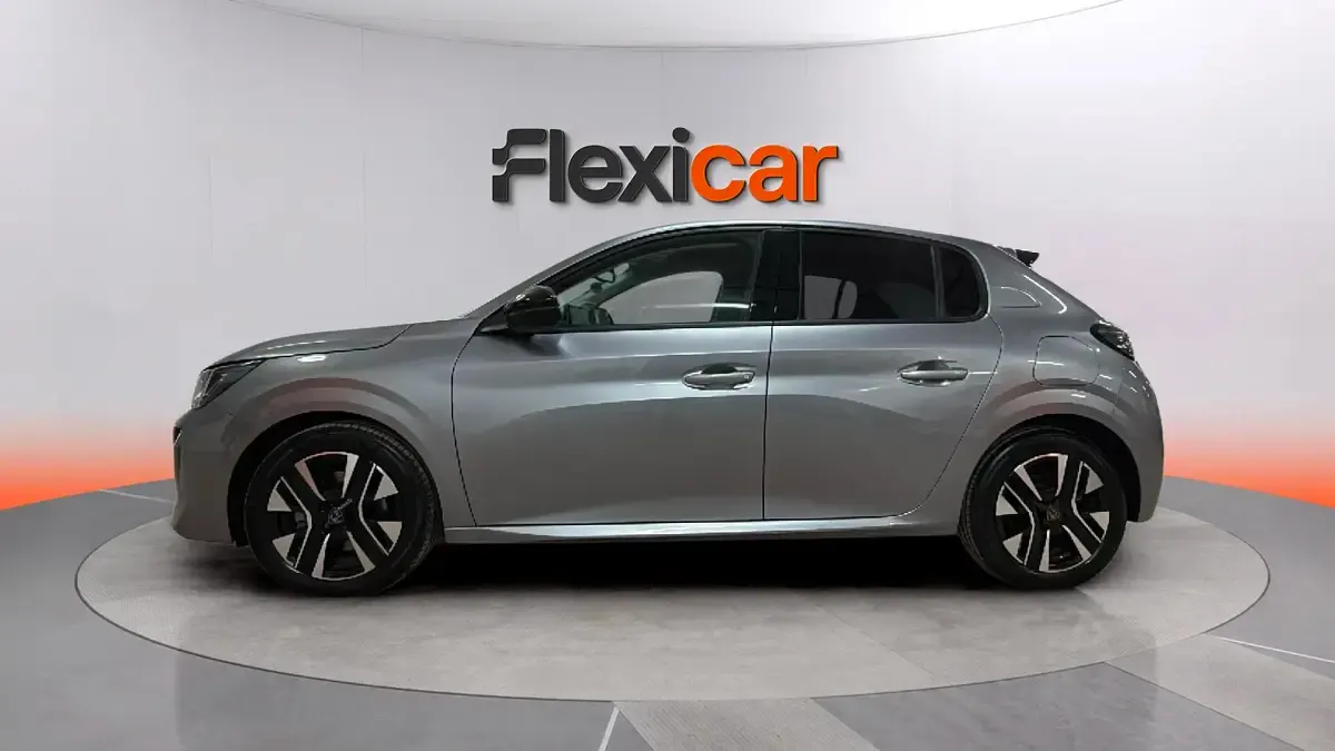 Usado Peugeot 208 Allure 101 CV (74 kW) 2025 Gris Utilitario