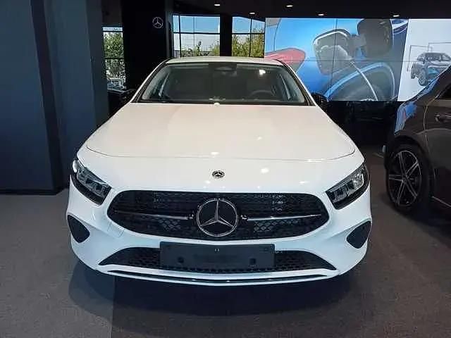 Usado Mercedes A180 116 CV (85 kW) 2025 Blanco Berlina