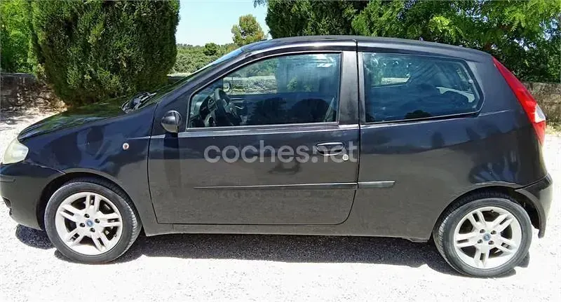 Usado Fiat Punto 95 CV (69 kW) 2004 Negro Utilitario