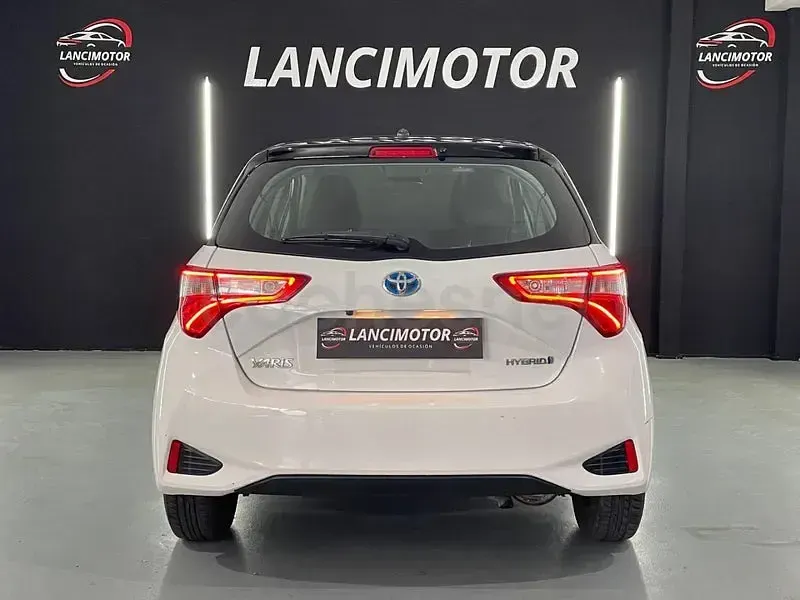 Usado Toyota Yaris Hybrid 100 CV (73 kW) 2020 Blanco Berlina