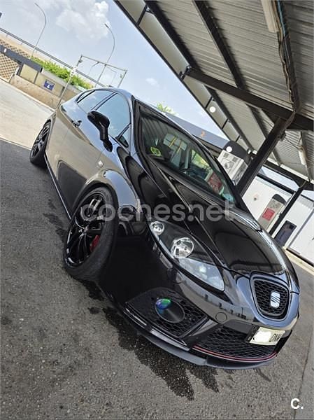 Usado Seat Leon Sport 140 CV (102 kW) 2005 Negro Utilitario