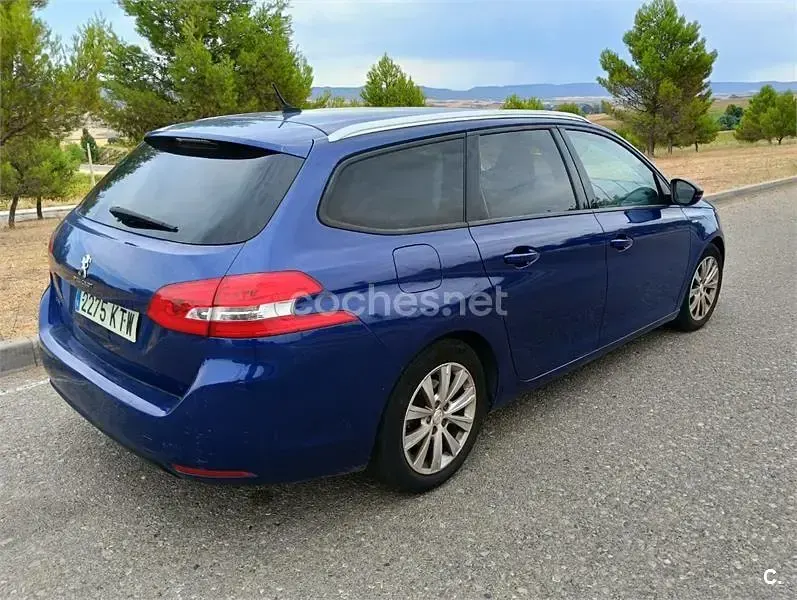 Usado Peugeot 308 Style 100 CV (73 kW) 2019 Azul Familiar