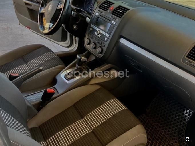 Usado VW Jetta Trendline 102 CV (75 kW) 2008 Gris / plata Berlina