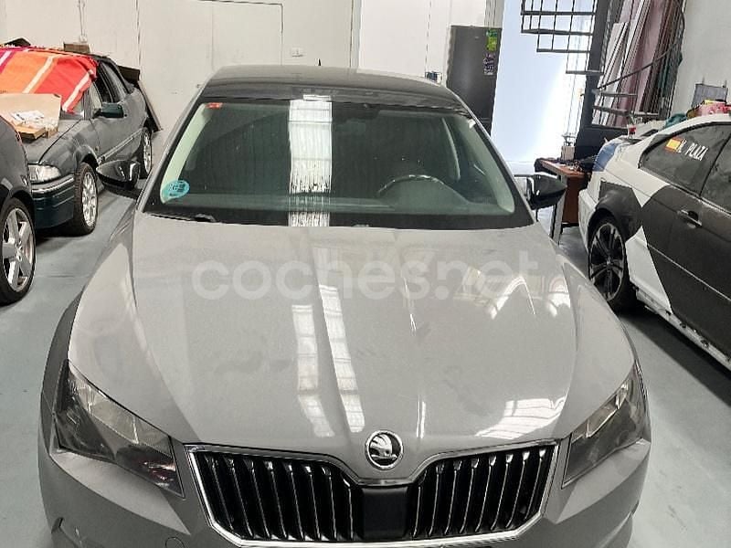 Beige Usado 2018 Skoda Superb Active Berlina | 9999 € (Precio justo) - Imagen 1/4
