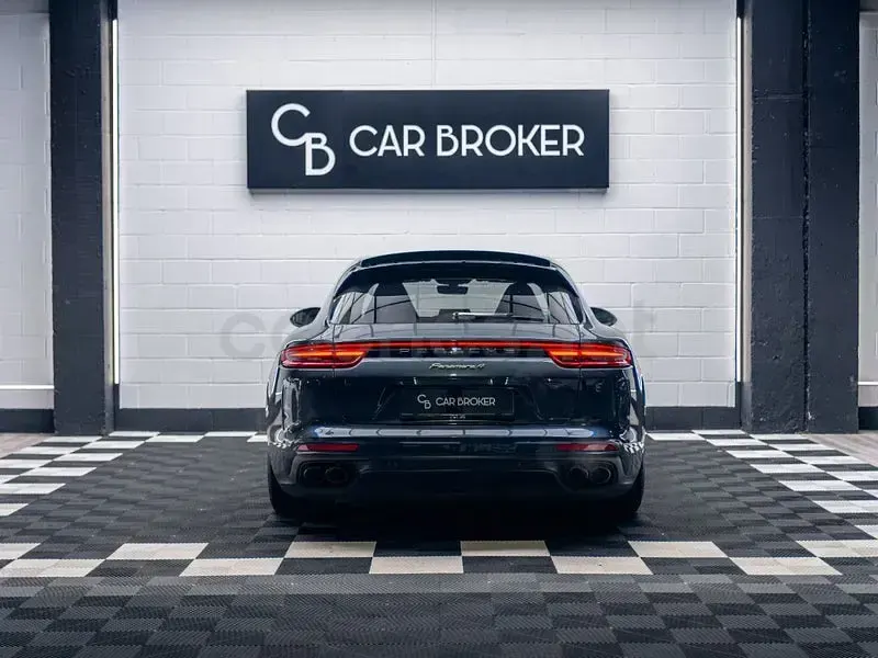 Usado Porsche Panamera Sport Turismo 462 CV (339 kW) 2018 Gris / plata Familiar
