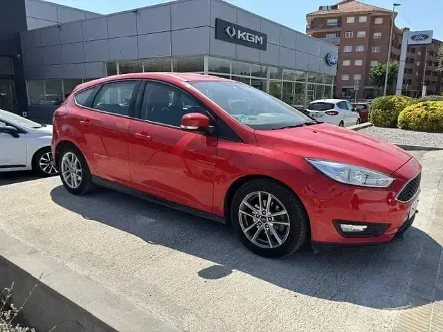 Usado Ford Focus Trend 120 CV (88 kW) 2016 Rojo Berlina