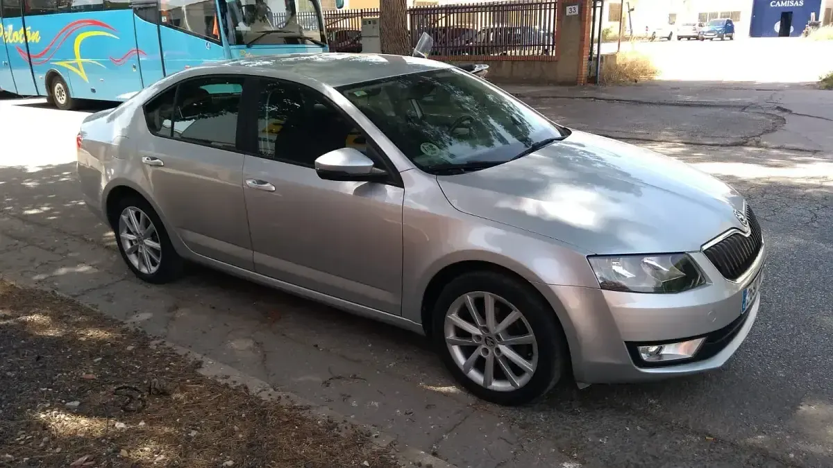 Usado Skoda Octavia Active 105 CV (77 kW) 2014 Gris Utilitario