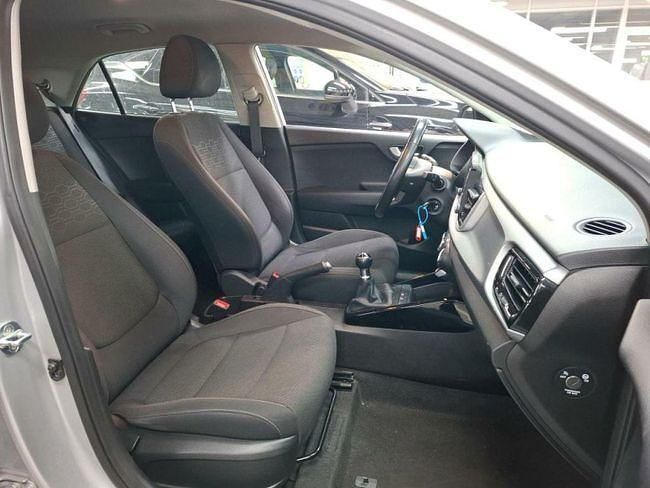 Usado Kia Rio Urban 84 CV (61 kW) 2020 Gris Berlina