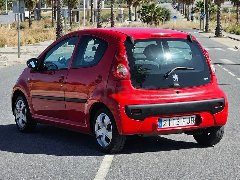 Usado Peugeot 107 68 CV (50 kW) 2007 Rojo Utilitario