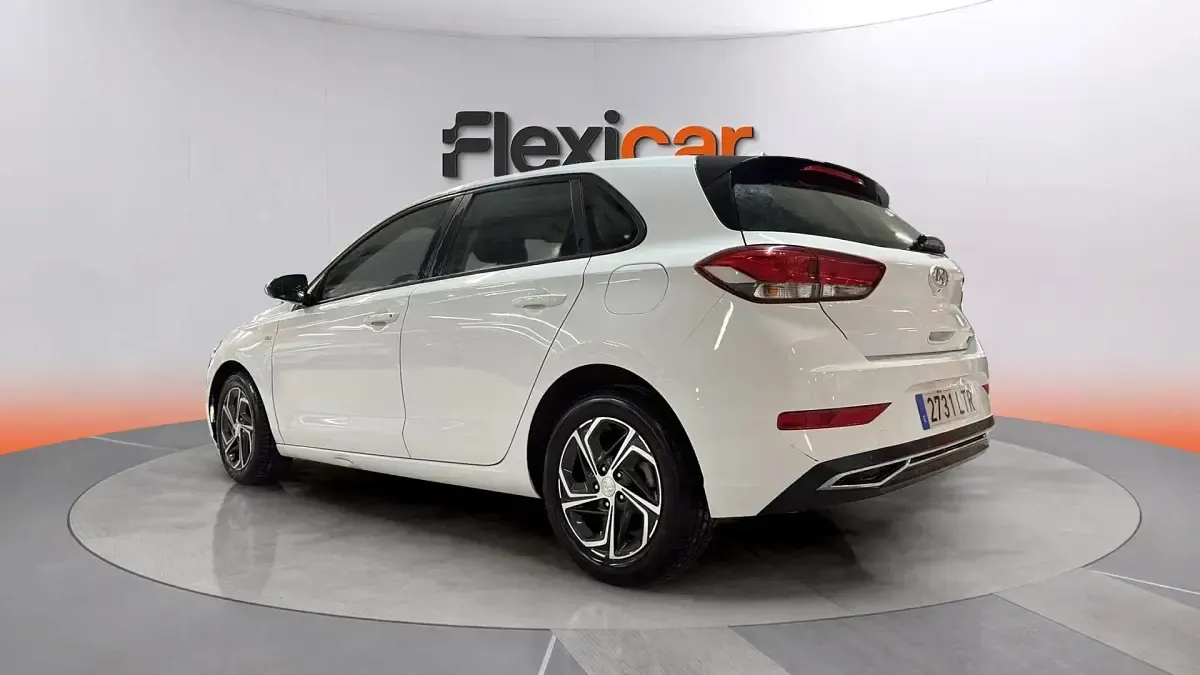 Usado Hyundai i30 120 CV (88 kW) 2021 Blanco Berlina