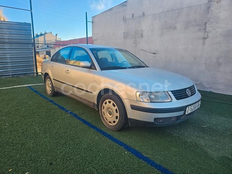 Gris / plata Usado 2000 VW Passat Trendline Berlina | 2499 € - Imagen 1/4