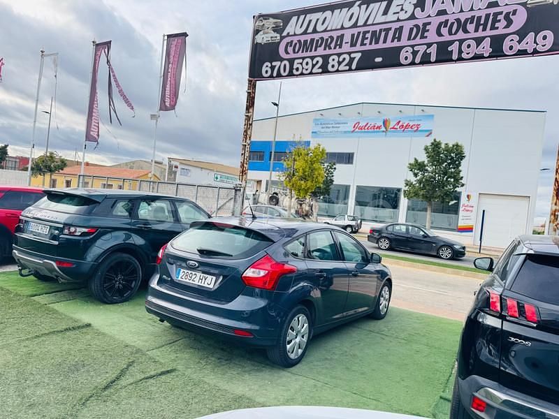 Usado Ford Focus Trend 116 CV (85 kW) 2014 Gris / plata Berlina