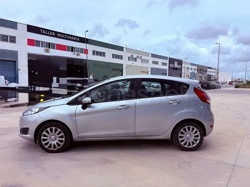 Usado Ford Fiesta Trend 82 CV (60 kW) 2015 Gris / plata Utilitario