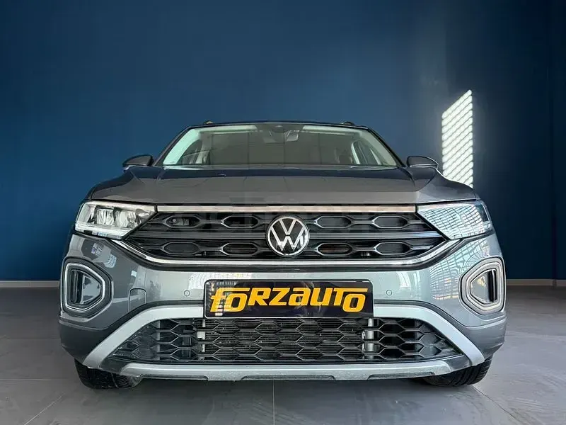 Usado VW T-Roc Life 150 CV (110 kW) 2023 Gris / plata SUV