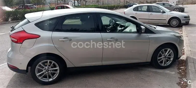 Usado Ford Focus Trend 125 CV (91 kW) 2016 Gris / plata Berlina