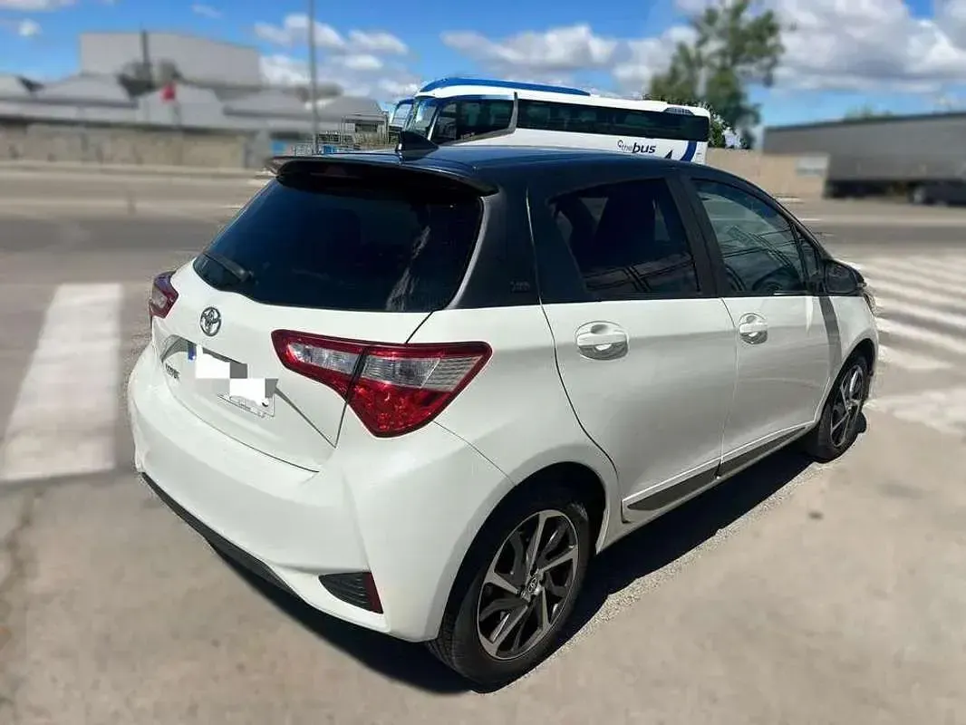 Usado Toyota Yaris 111 CV (81 kW) 2019 Blanco Utilitario