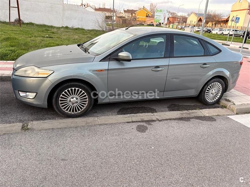 Usado Ford Mondeo Trend 140 CV (102 kW) 2012 Gris / plata Berlina