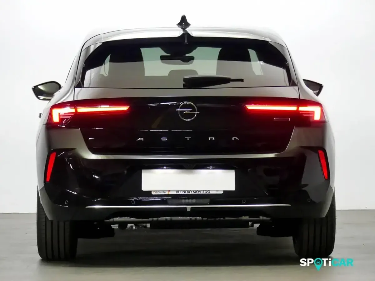 Usado Opel Astra Elegance 180 CV (132 kW) 2023 Negro Utilitario