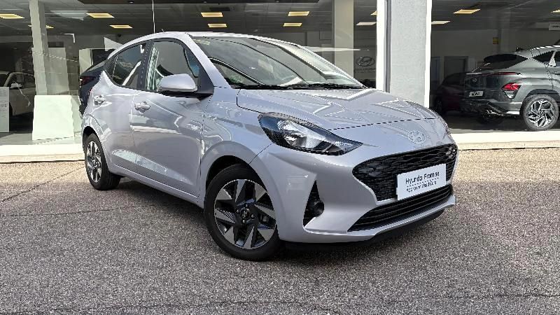 Usado Hyundai i10 66 CV (48 kW) 2025 Gris/plata Utilitario