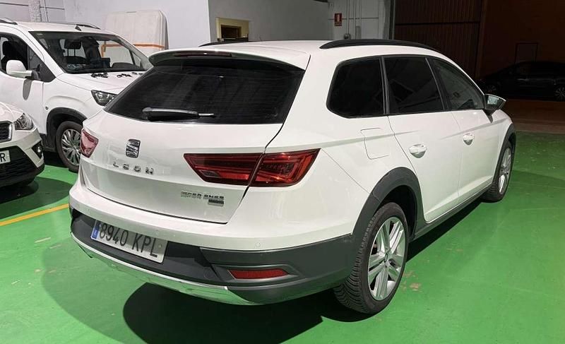 Usado Seat Leon 4Drive 150 CV (110 kW) 2018 Blanco SUV
