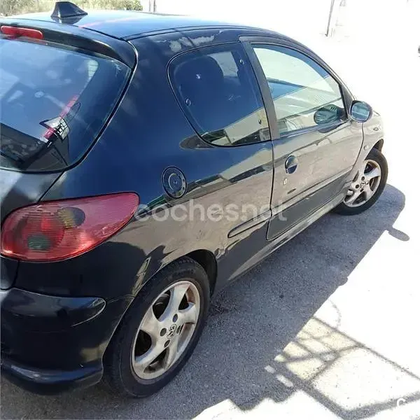 Usado Peugeot 206 110 CV (80 kW) 2004 Negro Berlina