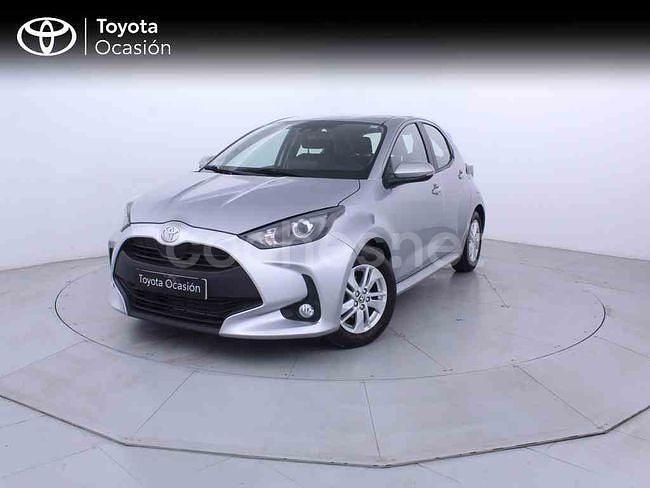 Gris / plata Usado 2024 Toyota Yaris Berlina | 18.800 € (Precio justo) - Imagen 1/4