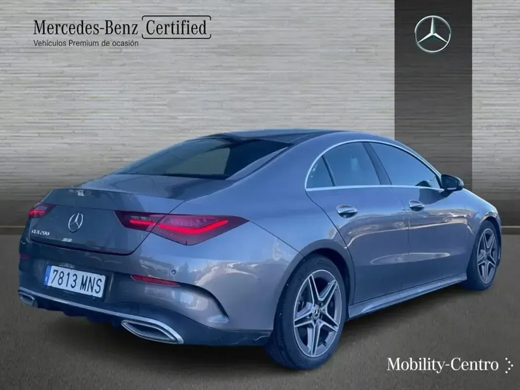 Usado Mercedes CLA200 AMG line 163 CV (119 kW) 2024 Mountaingrau  met. Coupe