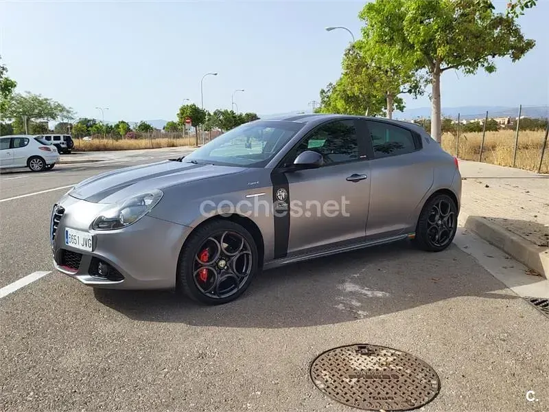 Usado Alfa Romeo Giulietta Super 175 CV (128 kW) 2016 Gris / plata Utilitario