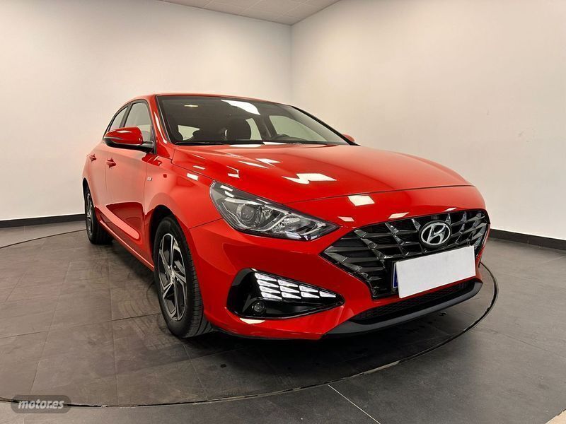 Usado Hyundai i30 120 CV (88 kW) 2021 Rojo Berlina