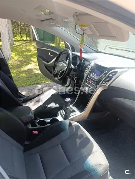 Usado Hyundai i30 GO! 110 CV (80 kW) 2013 Blanco Berlina