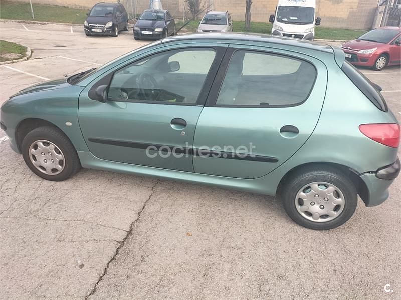 Usado Peugeot 206 75 CV (55 kW) 1998 Verde Berlina