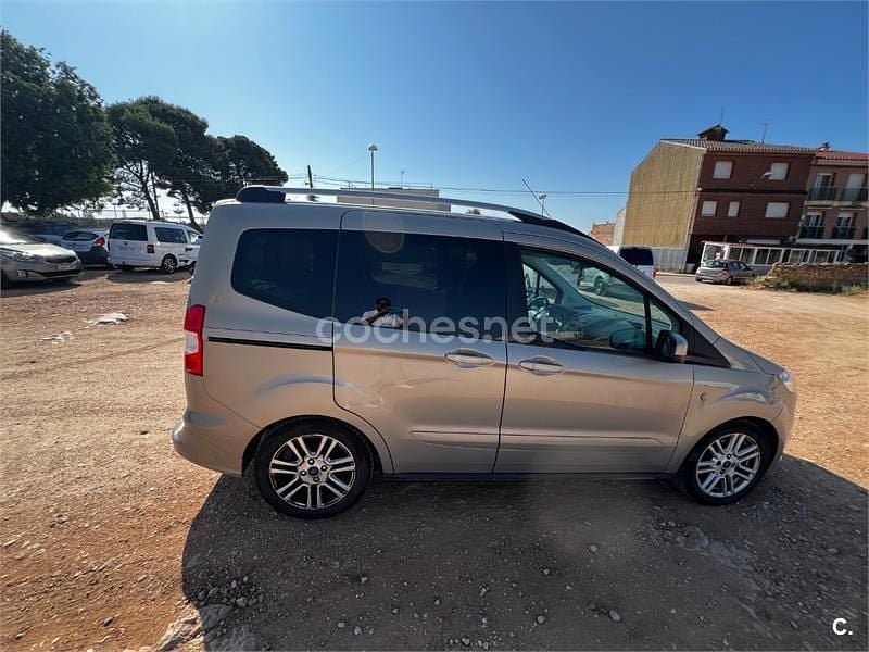 Usado Ford Tourneo Courier Trend 100 CV (73 kW) 2016 Beige Monovolumen