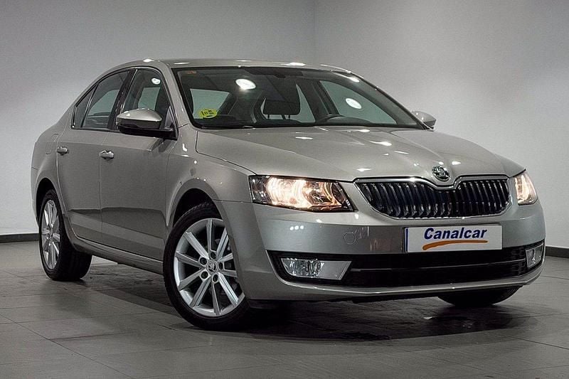 Usado Skoda Octavia Ambition 105 CV (77 kW) 2014 Marrón Utilitario