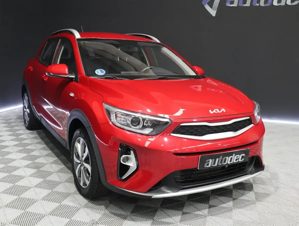 Usado Kia Stonic 100 CV (73 kW) 2023 Rojo SUV