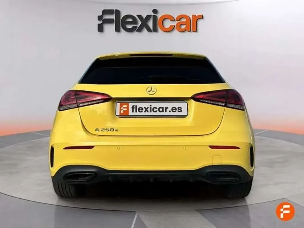 Usado Mercedes A250 218 CV (160 kW) 2021 Amarillo Berlina