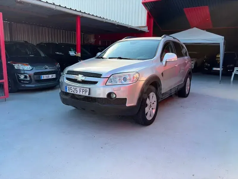 Usado Chevrolet Captiva LT 150 CV (110 kW) 2007 Gris / plata SUV