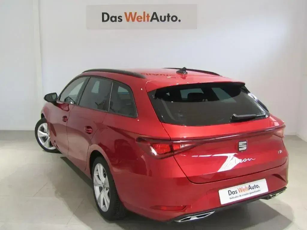 Usado Seat Leon FR 150 CV (110 kW) 2024 Rojo Familiar