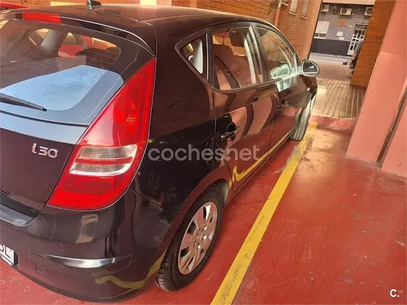 Usado Hyundai i30 Comfort 109 CV (80 kW) 2008 Negro Berlina