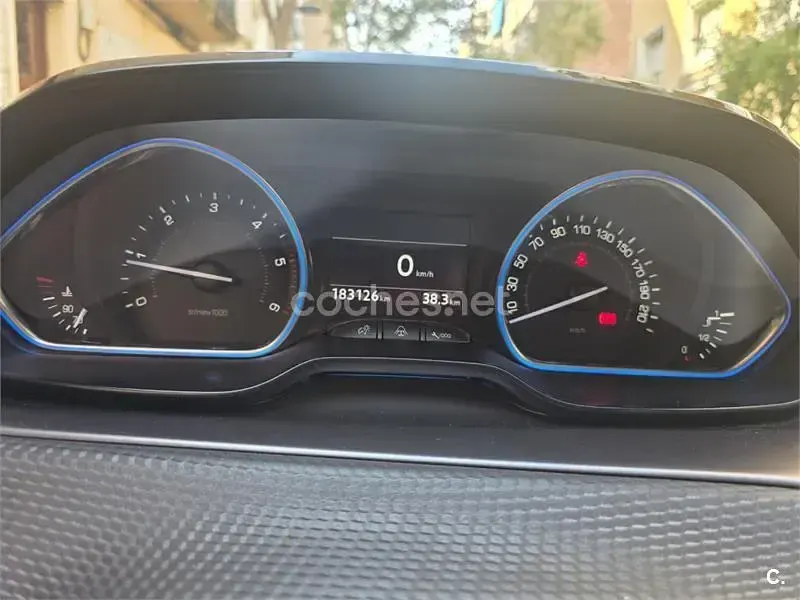 Usado Peugeot 2008 Allure 120 CV (88 kW) 2015 Marrón SUV