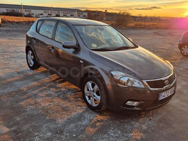 Usado Kia Ceed Active 126 CV (92 kW) 2011 Gris / plata Utilitario