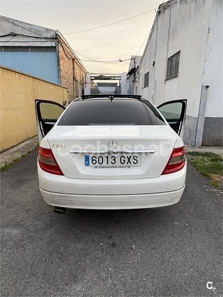 Usado Mercedes C220 170 CV (125 kW) 2010 Blanco Berlina