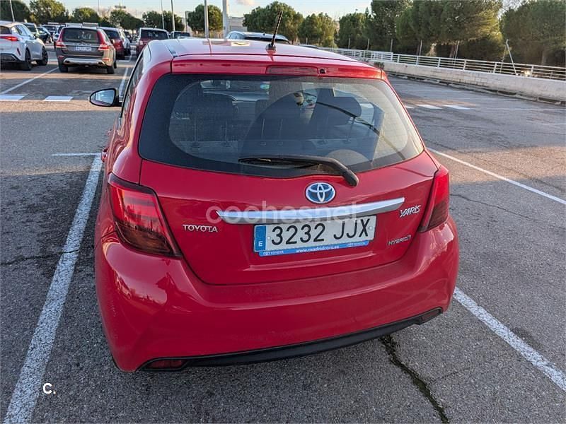 Usado Toyota Yaris Hybrid Active 100 CV (73 kW) 2015 Rojo Berlina