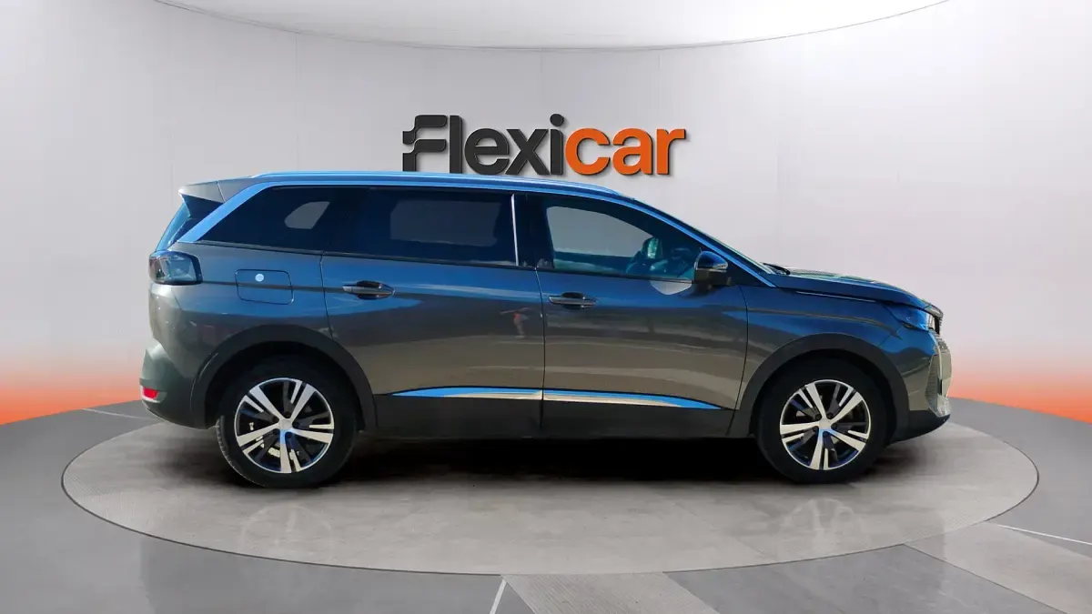 Usado Peugeot 5008 GT 130 CV (95 kW) 2024 Gris SUV
