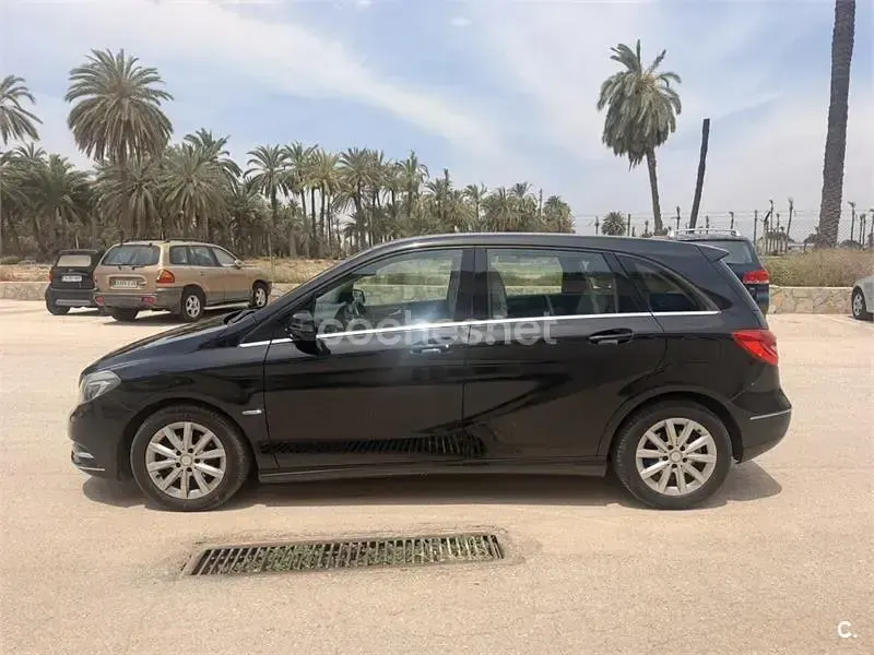 Usado Mercedes B180 109 CV (80 kW) 2013 Negro Monovolumen