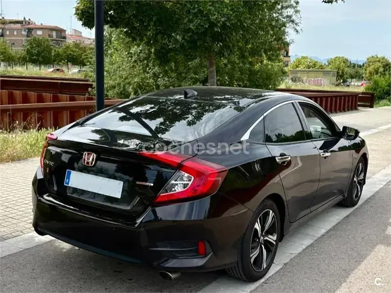 Usado Honda Civic Executive 182 CV (133 kW) 2018 Negro Berlina