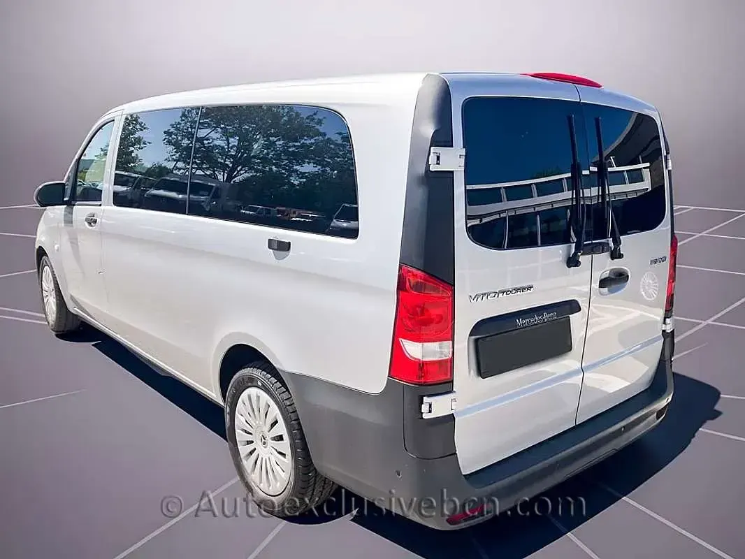Usado Mercedes Vito 190 CV (139 kW) 2023 Plateado Van