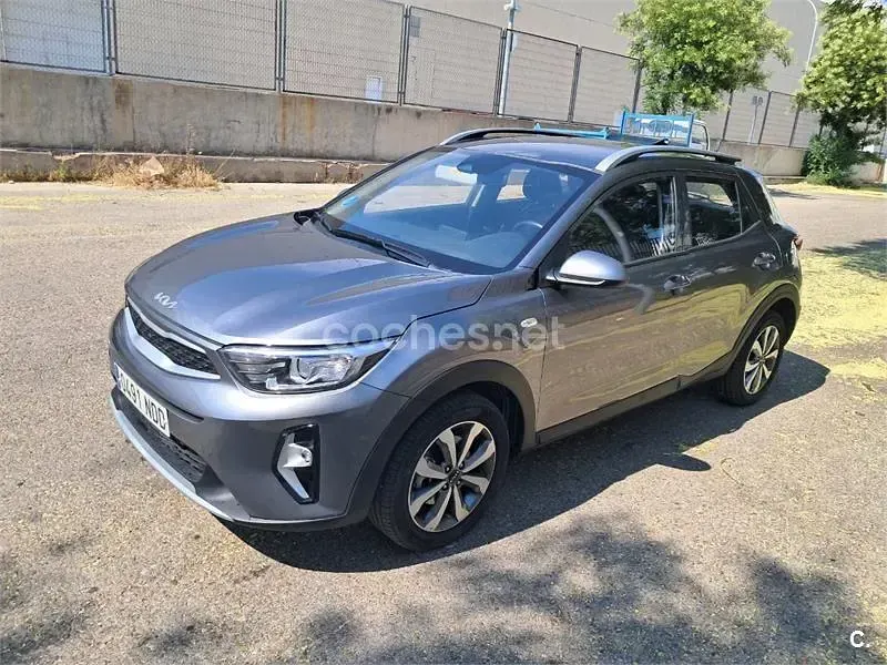 Usado Kia Stonic 100 CV (73 kW) 2025 Gris / plata SUV