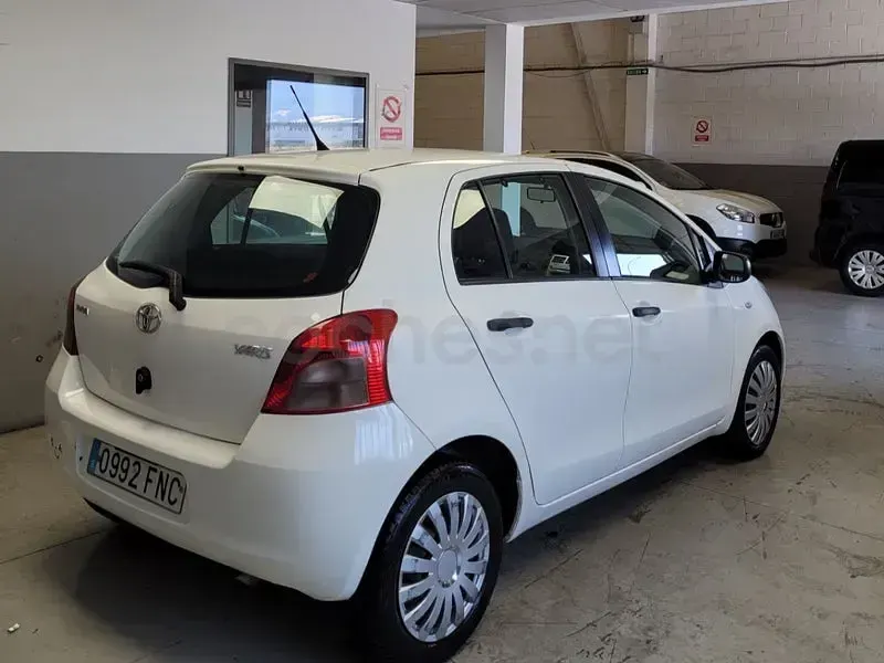 Usado Toyota Yaris Sol 87 CV (63 kW) 2007 Blanco Utilitario