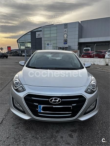 Usado Hyundai i30 100 CV (73 kW) 2016 Gris / plata Berlina