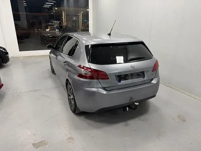 Usado Peugeot 308 Active 110 CV (80 kW) 2016 Gris / plata Berlina